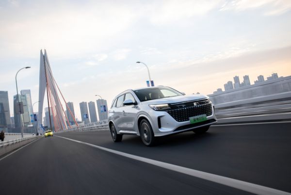 中型SUV“对抗”紧凑型SUV；最近爆火的蓝电E5让宋PLUS DM-i黯然失色？